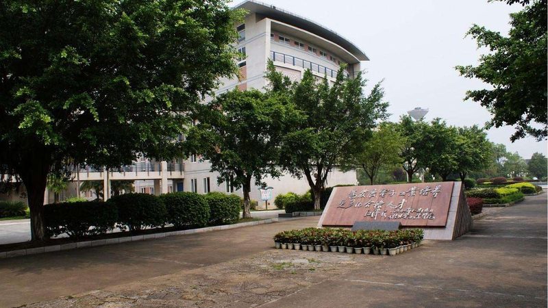 三极管8050与8550互换：注意事项与原理解析**